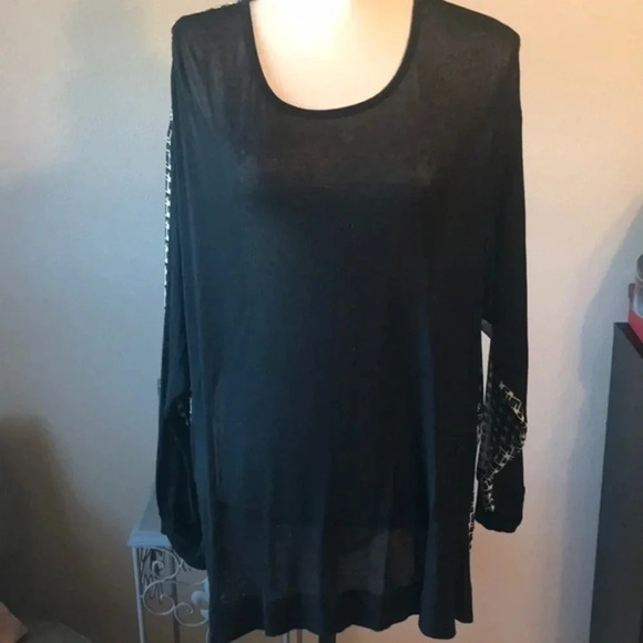 bobeau Tops - Cool black and white long sleeves top. From